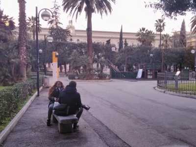 Anche gli studenti dell'Ateneo vengono a chiacchierare in piazza Umberto
